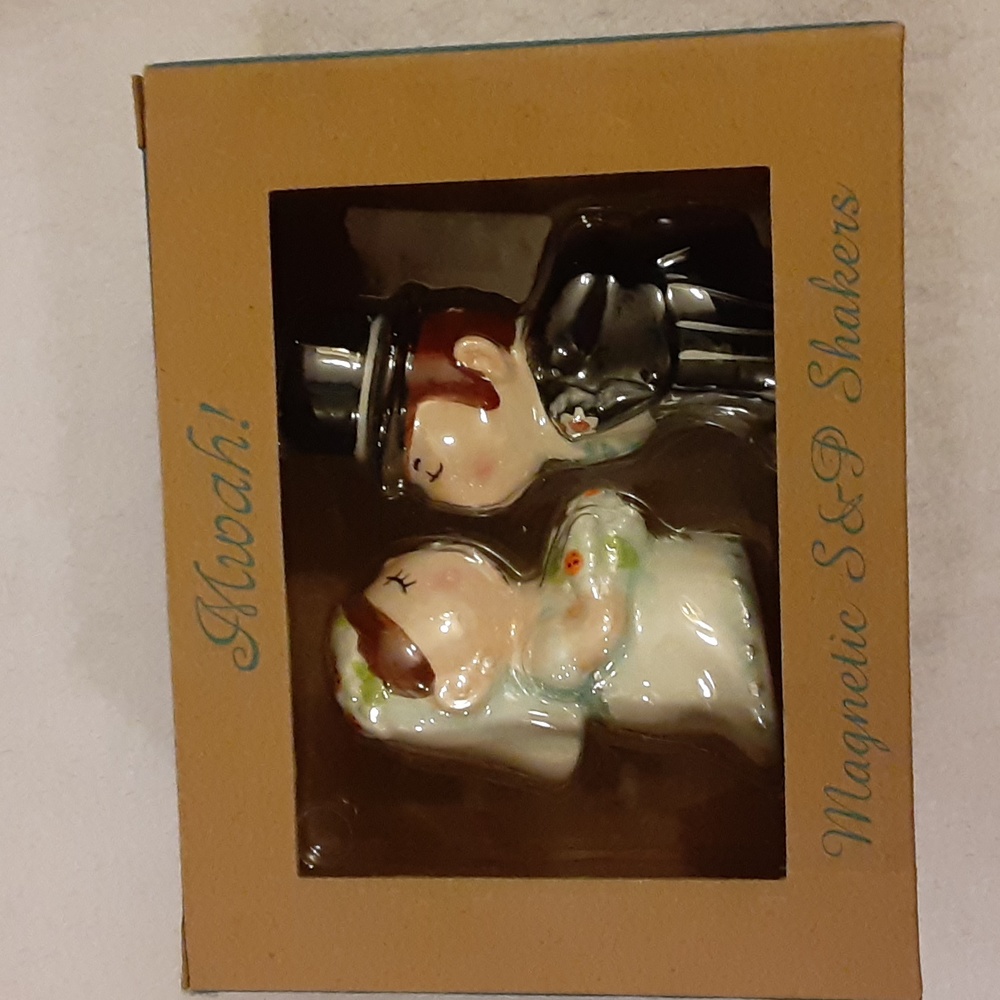Westland Giftware Kissing Bride/Groom salt/pepper shakers white/black New in Box - Picture 2 of 14